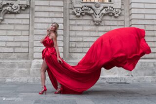 Fashion shooting al Duomo di Lecce con un fantastico abito rosso della collezione Lady Tarì 2023 by @antonietta_tari ..... #fashion #shooting #modaitaliana #artedellamoda #fotografiadimoda #nikonphotography #fotografiprofessionisti #cameradellamoda #ig_fashion #redcarpet #red #modelle #sfilatedimoda #lecce #duomodilecce #fashiongram